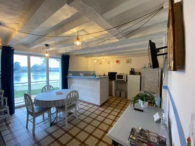 Cuisine ou kitchenette dans l'établissement Maison du pêcheur , située sur les bords de la Loire dans un lieu calme et paisible.