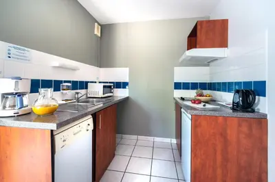 Cuisine ou kitchenette dans l'établissement Comfort Aparthotel Nantes La Beaujoire