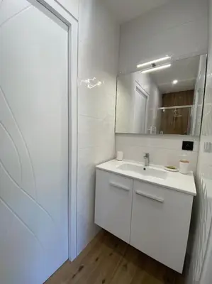 Salle de bains dans l'établissement La Pomme de Pin - T1 Calme et Central - Meublé de Tourisme classé 2 étoiles