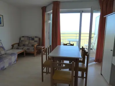 Coin salon dans l'établissement Appartement T2+ cabine avec piscine et parking à Saint-Jean-de-Monts - FR-1-323-315