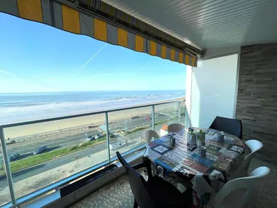 Vue générale sur la mer ou vue sur la mer prise depuis l'appartement