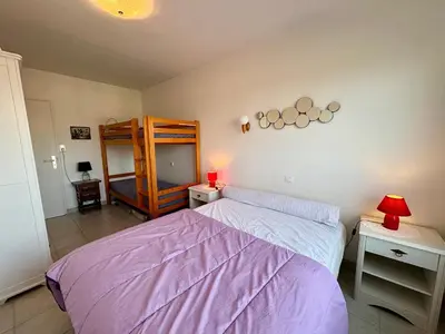Un ou plusieurs lits dans un hébergement de l'établissement Appartement rénové 1 chambre, superbe vue mer, proche plage - FR-1-323-319