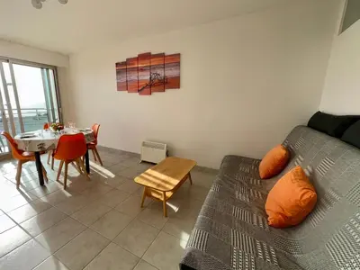 Coin salon dans l'établissement Appartement rénové 1 chambre, superbe vue mer, proche plage - FR-1-323-319