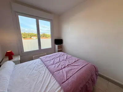 Un ou plusieurs lits dans un hébergement de l'établissement Appartement rénové 1 chambre, superbe vue mer, proche plage - FR-1-323-319