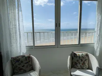 Vue générale sur la mer ou vue sur la mer prise depuis l'appartement