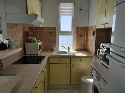 Cuisine ou kitchenette dans l'établissement Appartement vue mer, 1 chambre, 4 pers, animaux admis - FR-1-323-335
