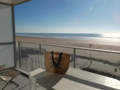 Vue générale sur la mer ou vue sur la mer prise depuis l'appartement