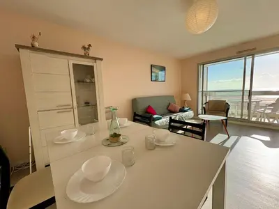 Coin salon dans l'établissement Appartement 2 chambres spacieux avec parking privé, pour 6 personnes face à la mer - FR-1-323-333