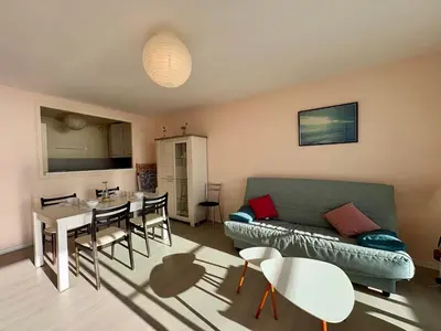 Coin salon dans l'établissement Appartement 2 chambres spacieux avec parking privé, pour 6 personnes face à la mer - FR-1-323-333