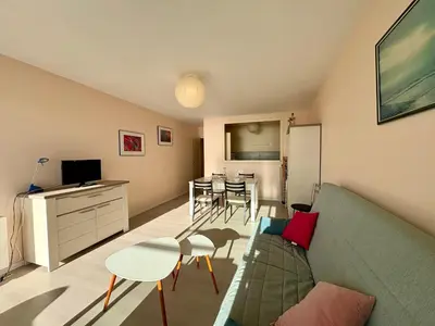 Télévision ou salle de divertissement dans l'établissement Appartement 2 chambres spacieux avec parking privé, pour 6 personnes face à la mer - FR-1-323-333