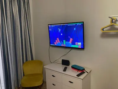 Télévision ou salle de divertissement dans l'établissement La cousinade No
