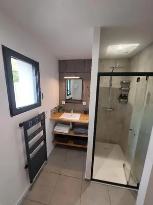 Salle de bains dans l'établissement L'atelier du Guette-Loup