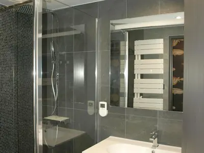 Salle de bains dans l'établissement Maison rénovée, proche forêt et plage - FR-1-323-371