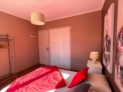 Un ou plusieurs lits dans un hébergement de l'établissement Maison Spacieuse avec Piscine Privée et Jardin à Saint Jean de Monts - FR-1-323-381