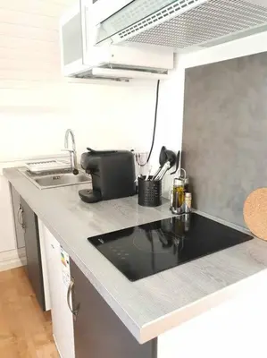 Cuisine ou kitchenette dans l'établissement Studio Coquet - Comme à la maison - Loïc Nantes