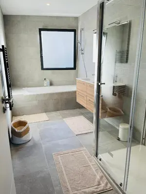 Salle de bains dans l'établissement Maison neuve 3 chambres Nantes - confort pour famille & amis, wifi, parking