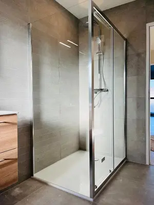 Salle de bains dans l'établissement Maison neuve 3 chambres Nantes - confort pour famille & amis, wifi, parking