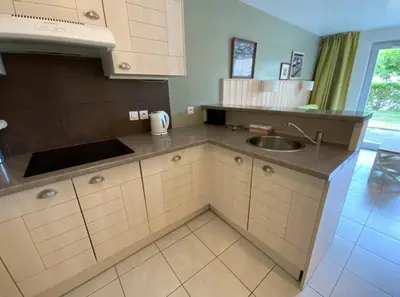 Cuisine ou kitchenette dans l'établissement Maison 6 personnes avec 2 chambres, piscines et sauna