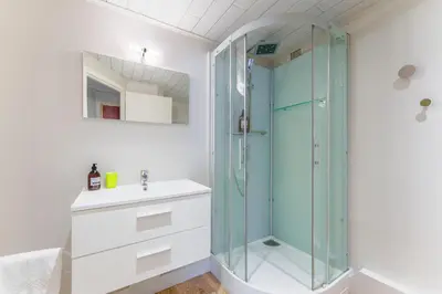 Salle de bains dans l'établissement Le Chapeau-Rouge - Au Cœur de Nantes