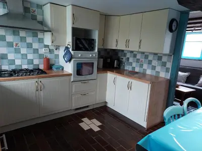 Cuisine ou kitchenette dans l'établissement Gites de la Janais