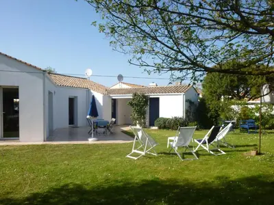 Jardin de l'établissement Maison spacieuse avec jardin, proche forêt et plage, 3 chambres, équipements de loisirs, parking privé - FR-1-323-435