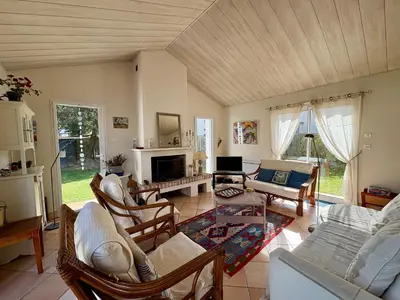 Coin salon dans l'établissement Maison spacieuse avec jardin, proche forêt et plage, 3 chambres, équipements de loisirs, parking privé - FR-1-323-435