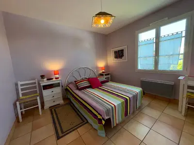 Un ou plusieurs lits dans un hébergement de l'établissement Maison spacieuse avec jardin, proche forêt et plage, 3 chambres, équipements de loisirs, parking privé - FR-1-323-435