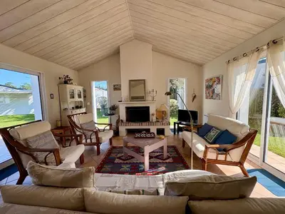 Télévision ou salle de divertissement dans l'établissement Maison spacieuse avec jardin, proche forêt et plage, 3 chambres, équipements de loisirs, parking privé - FR-1-323-435
