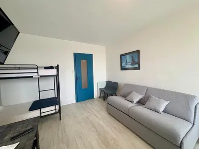 Coin salon dans l'établissement Studio confortable pour 4 personnes proche plage - FR-1-323-423