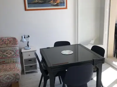 Coin salon dans l'établissement Studio confortable pour 4 personnes proche plage - FR-1-323-423