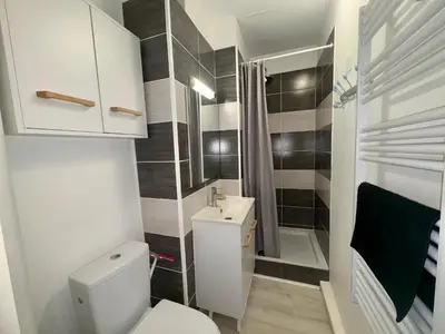 Salle de bains dans l'établissement Studio confortable pour 4 personnes proche plage - FR-1-323-423