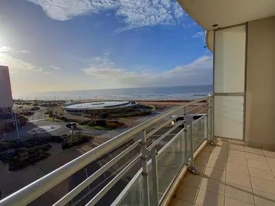 Vue générale sur la mer ou vue sur la mer prise depuis l'appartement
