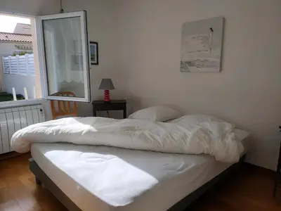 Un ou plusieurs lits dans un hébergement de l'établissement Maison Arrière-Plage 2 Ch. Animaux Admis, Parking - FR-1-323-436