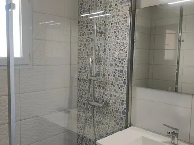 Salle de bains dans l'établissement Maison Arrière-Plage 2 Ch. Animaux Admis, Parking - FR-1-323-436