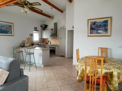 Cuisine ou kitchenette dans l'établissement Maison 2 Chambres avec Piscine Privée à Saint Jean de Monts - FR-1-323-439