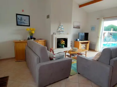 Coin salon dans l'établissement Maison 2 Chambres avec Piscine Privée à Saint Jean de Monts - FR-1-323-439