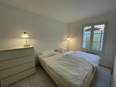 Un ou plusieurs lits dans un hébergement de l'établissement Charmante maison, 6 pers, près de la mer avec jardin - FR-1-323-440