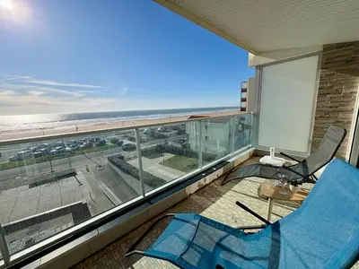 Coin salon dans l'établissement Studio lumineux avec alcôve, balcon face mer, parking privé - FR-1-323-429