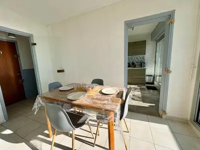 Coin salon dans l'établissement Studio lumineux avec alcôve, balcon face mer, parking privé - FR-1-323-429