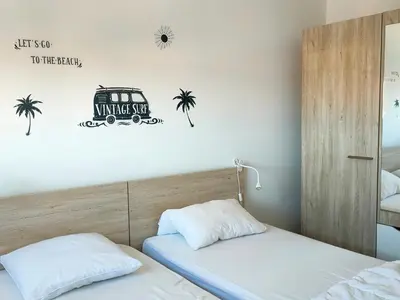Un ou plusieurs lits dans un hébergement de l'établissement Spacieux appartement 4 pers à 200m de la plage avec parking privé - FR-1-323-443