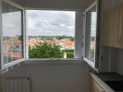 Balcon ou terrasse dans l'établissement Spacieux appartement 4 pers à 200m de la plage avec parking privé - FR-1-323-443