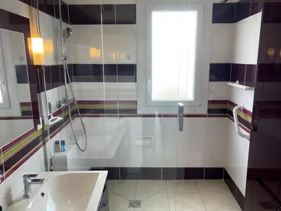 Salle de bains dans l'établissement Spacieux appartement 4 pers à 200m de la plage avec parking privé - FR-1-323-443