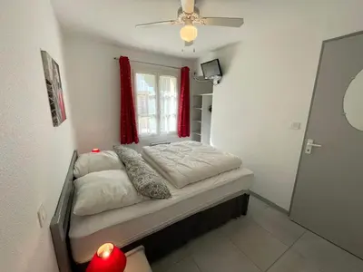 Un ou plusieurs lits dans un hébergement de l'établissement Maison chaleureuse avec piscine collective, près de la forêt, WiFi, parking privé - FR-1-323-441