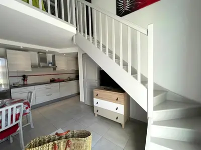Cuisine ou kitchenette dans l'établissement Maison chaleureuse avec piscine collective, près de la forêt, WiFi, parking privé - FR-1-323-441