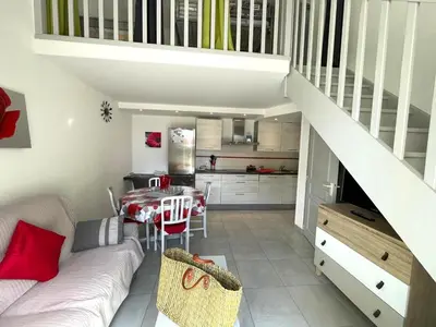 Cuisine ou kitchenette dans l'établissement Maison chaleureuse avec piscine collective, près de la forêt, WiFi, parking privé - FR-1-323-441