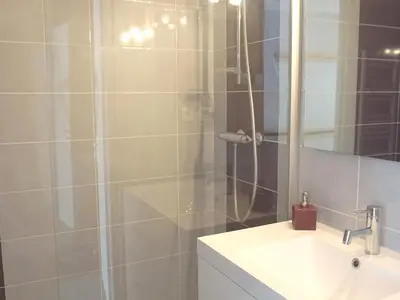 Salle de bains dans l'établissement Location Studio Moderne 4 Pers, Parking, Vue Mer - FR-1-323-427
