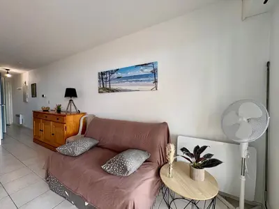 Coin salon dans l'établissement Bel Appartement Proche Mer avec Terrasse - Saint Hilaire de Riez - FR-1-323-455