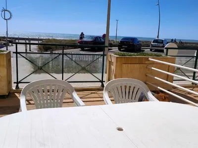 Balcon ou terrasse dans l'établissement Bel Appartement Proche Mer avec Terrasse - Saint Hilaire de Riez - FR-1-323-455