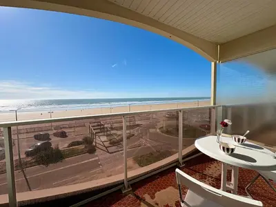 Vue générale sur la mer ou vue sur la mer prise depuis l'appartement