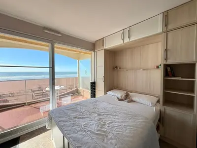 Un ou plusieurs lits dans un hébergement de l'établissement Studio confortable face mer avec parking privé - FR-1-323-450